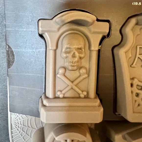 Halloween 6 Tombstone Treats Silicone Molds Skull RIP Spider Cemetery Dead - Picture 4 of 9